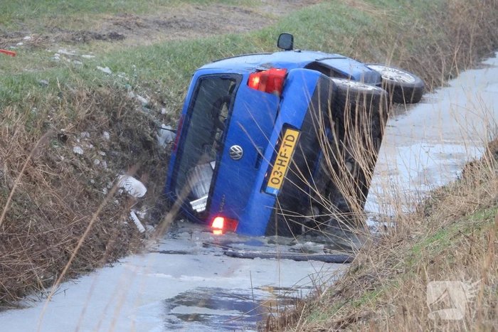 Automobilist klapt op boom en belandt in sloot
