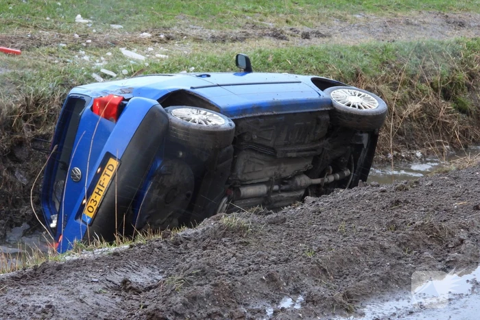 Automobilist klapt op boom en belandt in sloot