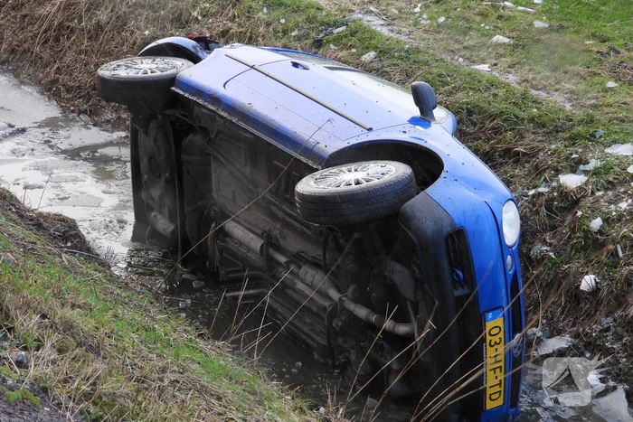 Automobilist klapt op boom en belandt in sloot