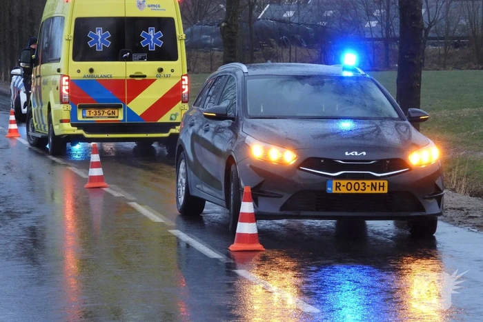 Automobilist klapt op boom en belandt in sloot