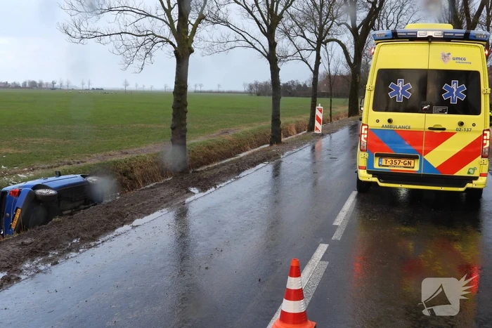 Automobilist klapt op boom en belandt in sloot
