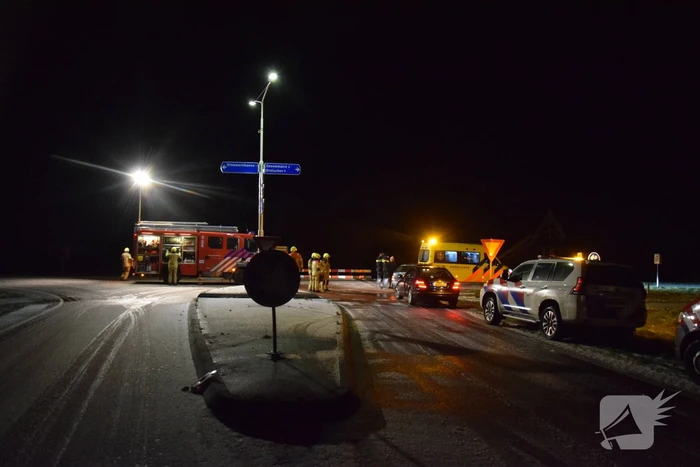 Automobilist botst op middengeleider door glad wegdek