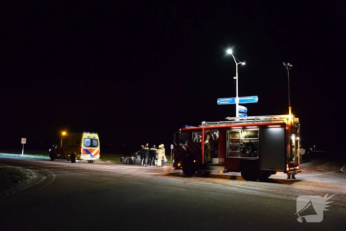 Automobilist botst op middengeleider door glad wegdek
