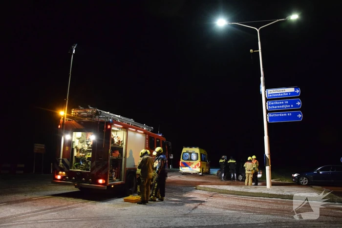 Automobilist botst op middengeleider door glad wegdek