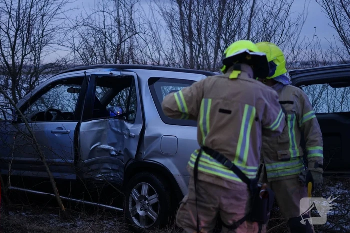 Automobilist belandt door gladheid tegen boom