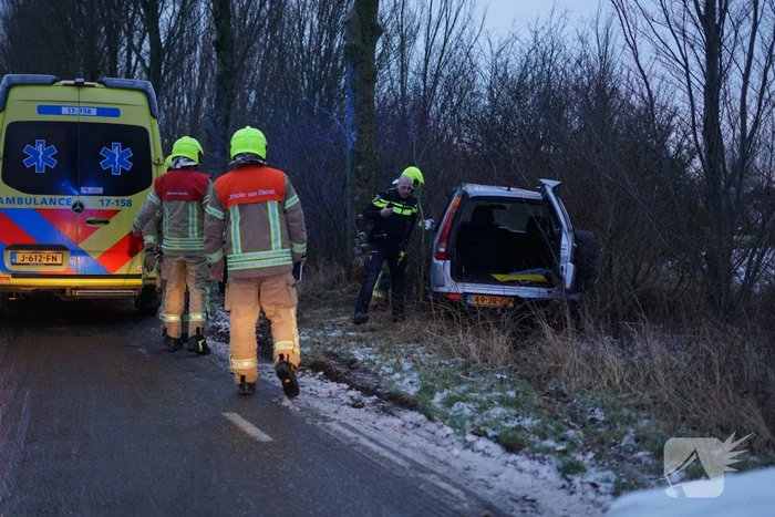 Automobilist belandt door gladheid tegen boom