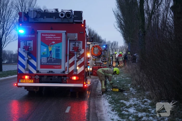 Automobilist belandt door gladheid tegen boom