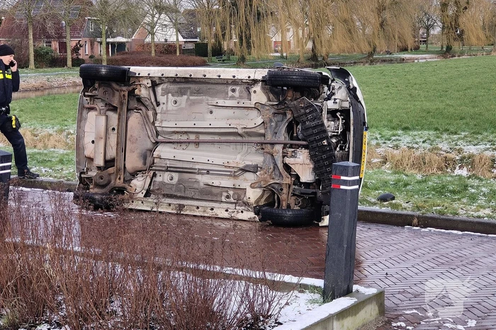 Automobilist belandt met auto op zijkant