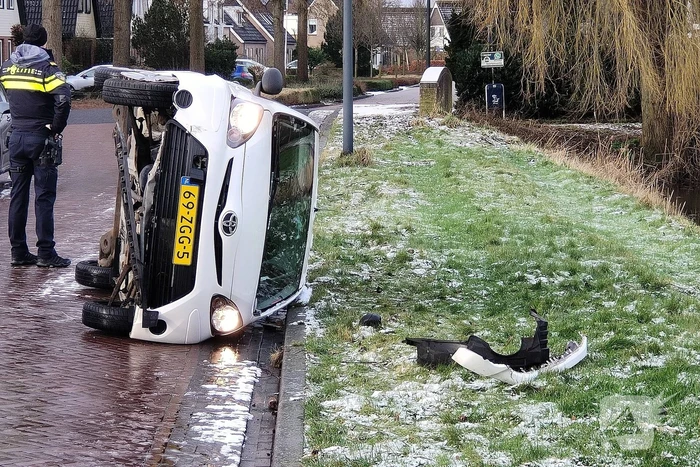 Automobilist belandt met auto op zijkant