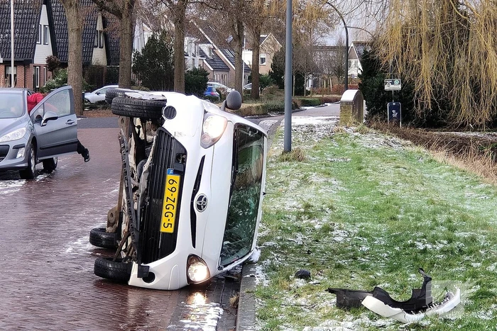Automobilist belandt met auto op zijkant
