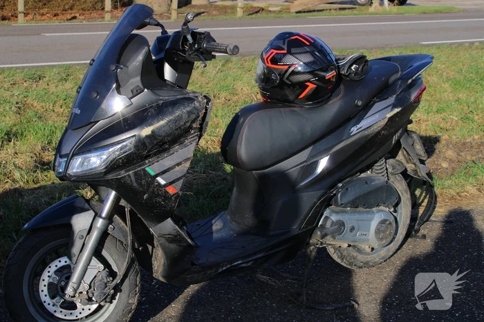 Scooterrijder gewond bij frontale aanrijding