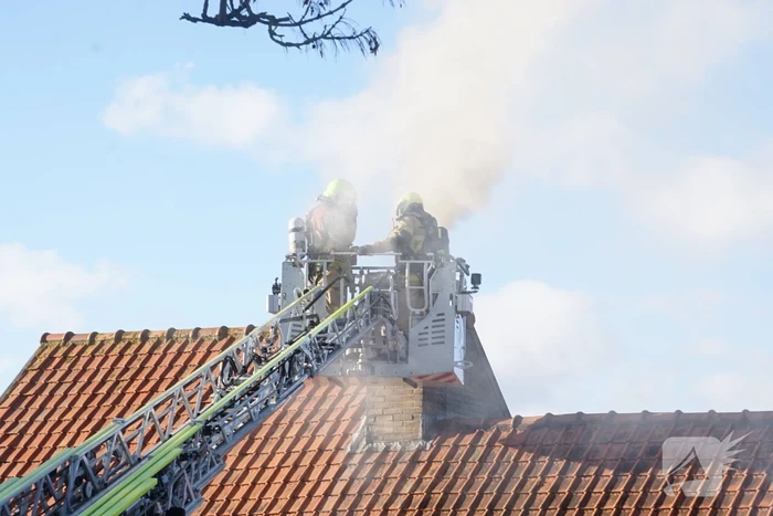 Veel rook door schoorsteenbrand