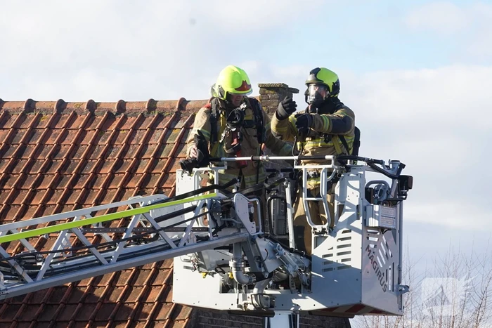 Veel rook door schoorsteenbrand