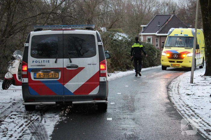 Scooterrijder gaat onderuit door gladheid