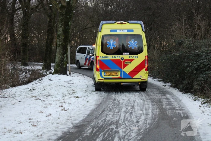 Scooterrijder gaat onderuit door gladheid
