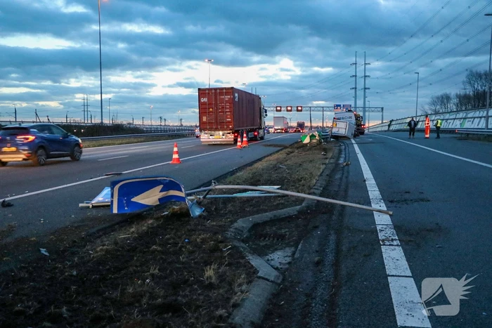 Bestelbus met aanhanger belandt op zijkant