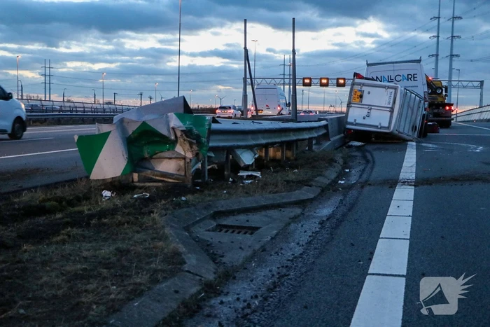 Bestelbus met aanhanger belandt op zijkant