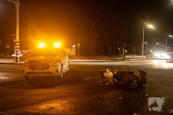 Gewonde en schade na botsing tussen auto en scooter