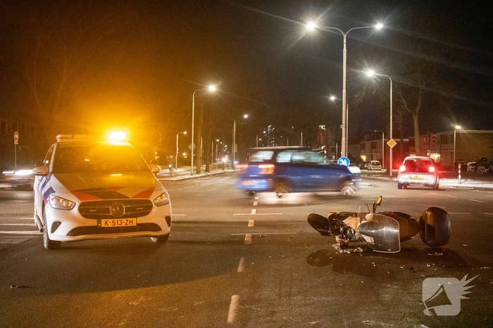 Gewonde en schade na botsing tussen auto en scooter