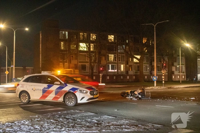 Gewonde en schade na botsing tussen auto en scooter