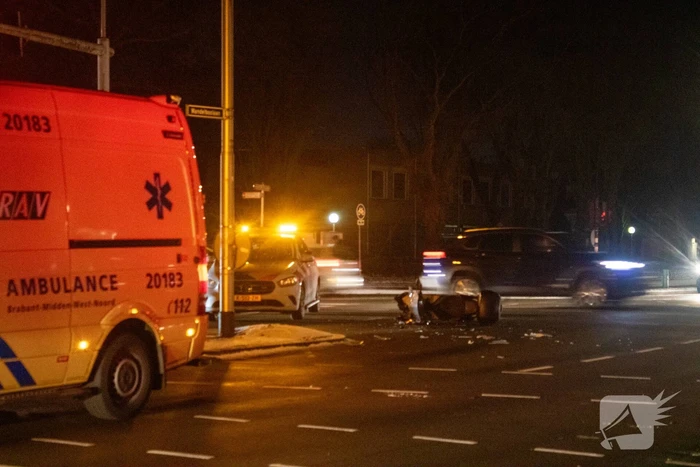 Gewonde en schade na botsing tussen auto en scooter