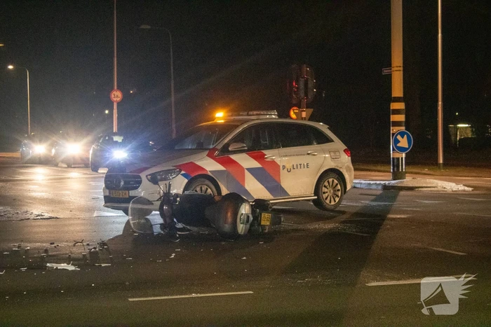 Gewonde en schade na botsing tussen auto en scooter