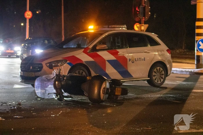 Gewonde en schade na botsing tussen auto en scooter