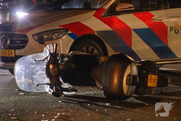Gewonde en schade na botsing tussen auto en scooter