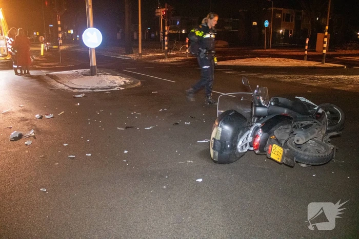 Gewonde en schade na botsing tussen auto en scooter