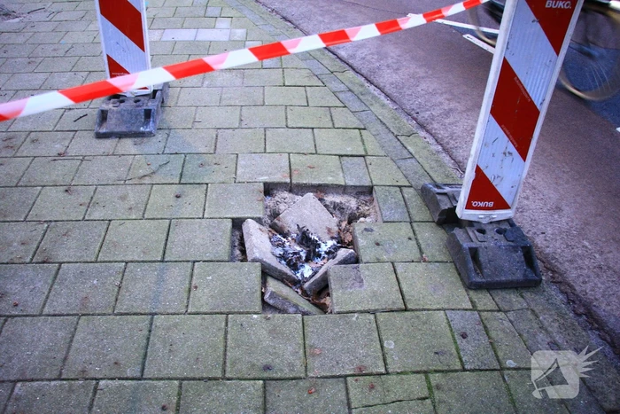 Sinkhole in de weg door kapotte riolering