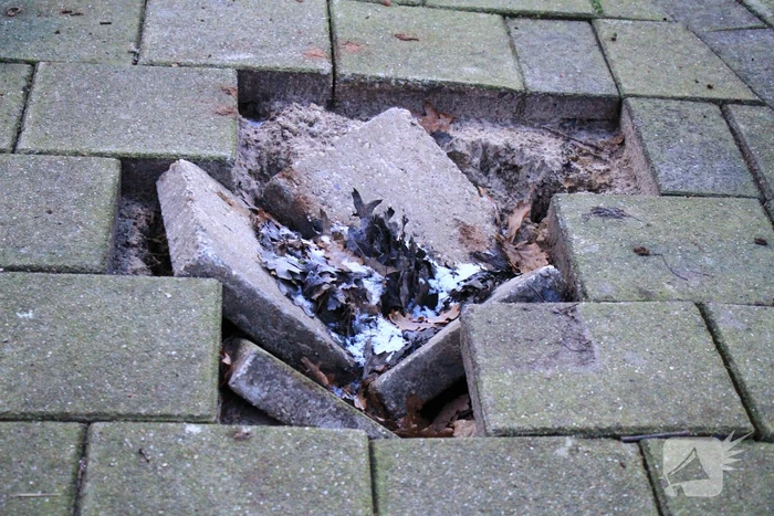 Sinkhole in de weg door kapotte riolering