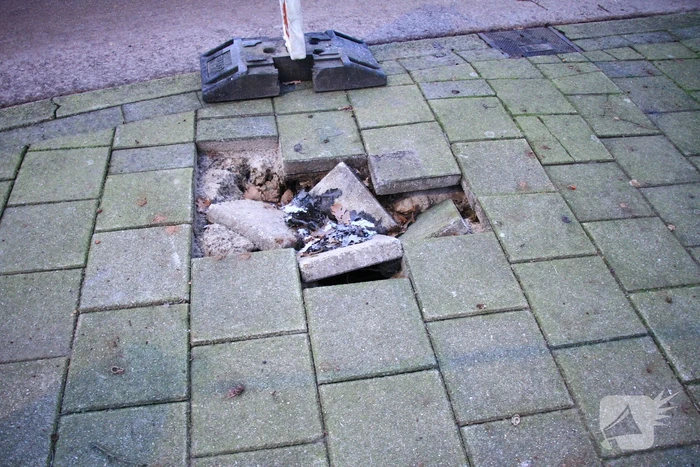 Sinkhole in de weg door kapotte riolering