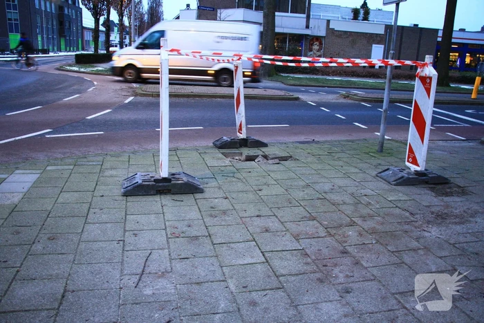 Sinkhole in de weg door kapotte riolering