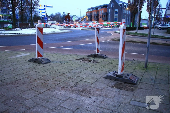 Sinkhole in de weg door kapotte riolering