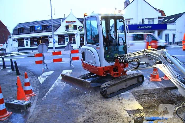 Sinkhole in de weg door kapotte riolering