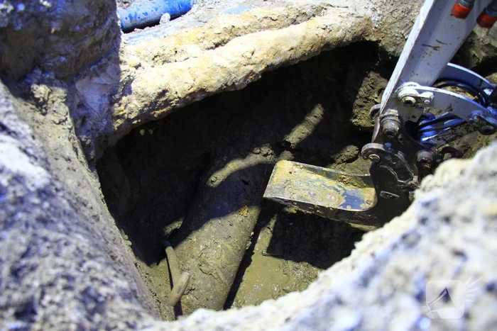 Sinkhole in de weg door kapotte riolering