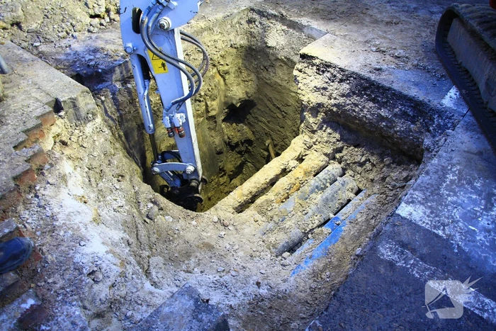 Sinkhole in de weg door kapotte riolering