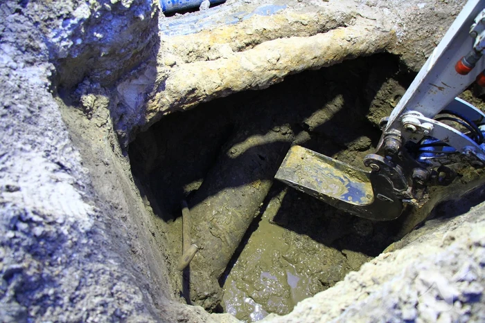 Sinkhole in de weg door kapotte riolering
