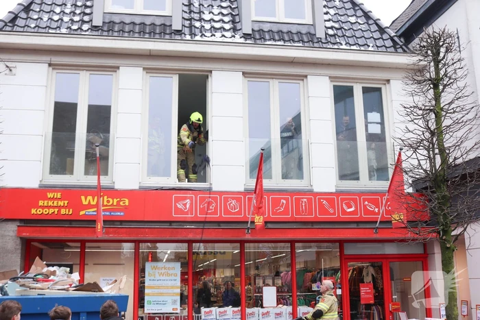 Brandweer ontdekt brand in kruiwagen op dak