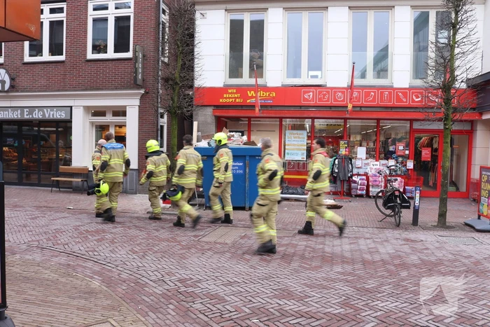 Brandweer ontdekt brand in kruiwagen op dak