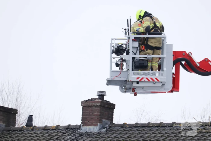 Brandweer blust schoorsteenbrand