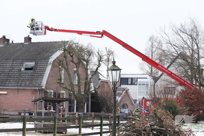Brandweer blust schoorsteenbrand