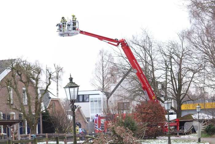 Brandweer blust schoorsteenbrand