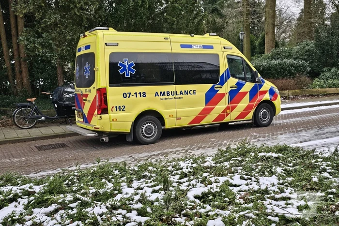 Fietsster gewond na val op spekgladde weg