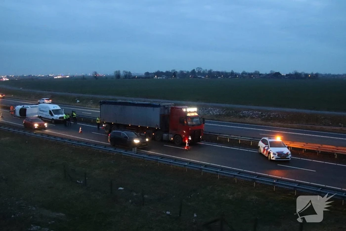 Aanhanger met bestelbus kantelt