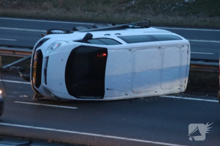 Aanhanger met bestelbus kantelt