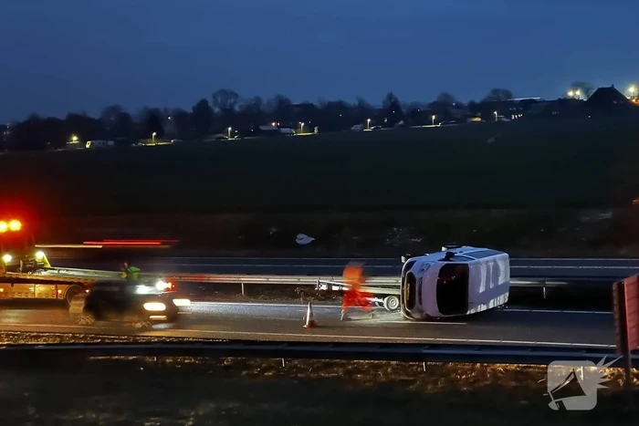 Aanhanger met bestelbus kantelt