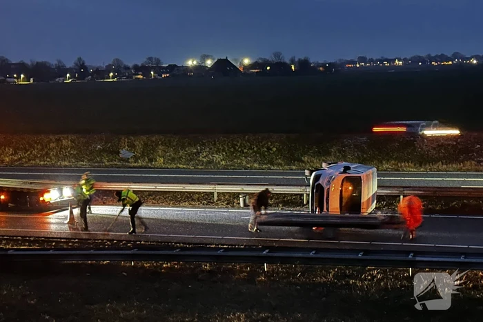 Aanhanger met bestelbus kantelt