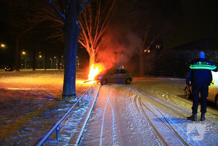 Personen auto volledig uitgebrand