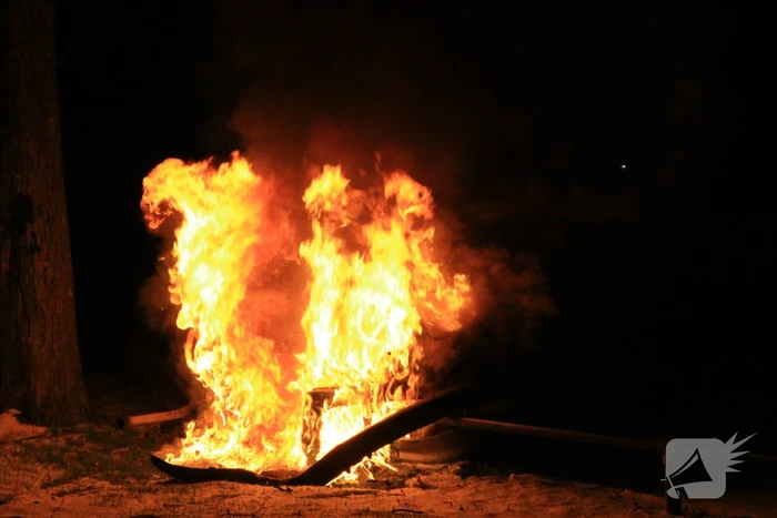 Personen auto volledig uitgebrand